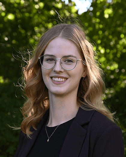 Auf dem Bild ist Laura Deckbar zu sehen.