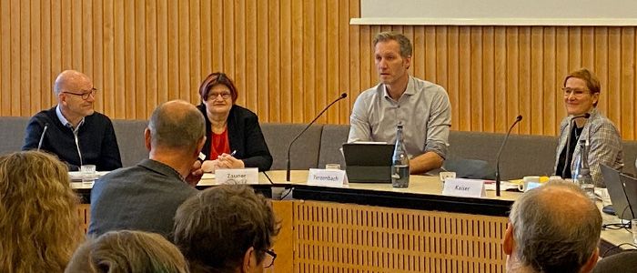 Nach einem Zwischenresümee von IAB-Vizedirektor Prof. Dr. Ulrich Walwei (links) diskutierten Margit Zauner, Abteilungsleiterin Arbeit und Berufliche Bildung in der Berliner Senatsverwaltung für Integration, Arbeit und Soziales, Daniel Terzenbach, Vorstand der Bundesagentur für Arbeit, Dr. Yvonne Kaiser, Leiterin der Abteilung Arbeitsmarktpolitik im BMAS (rechts im Bild) sowie Dr. Anna Robra, Abteilungsleiterin Arbeitsmarkt bei der Bundesvereinigung der Deutschen Arbeitgeberverbände und Evelyn Räder, Leiterin der Abteilung Arbeitsmarktpolitik beim Deutschen Gewerkschaftsbund (beide nicht im Bild).