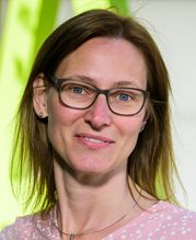 Silke Anger leitet den Forschungsbereichs „Bildung, Qualifizierung und Erwerbsverläufe“ am IAB und ist Professorin für Volkswirtschaftslehre, insbesondere Bildungsökonomik, an der Otto-Friedrich-Universität Bamberg.